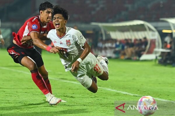 Alternatif judul untuk “Pemain Asing Liga 1 yang Dipanggil Timnas Negaranya pada Maret” bisa menjadi:
1. “Panggilan Internasional: Pemain Asing Liga 1 yang Diperkuat Timnas pada Bulan Maret”
2. “Dari Liga 1 ke Tim Nasional: Pemain Asing yang Dipanggil pada Maret”
3. “Pemain Asing Liga 1 yang Mewakili Negaranya di Timnas pada Maret”
4. “March Call-Up: Liga 1 Foreign Players Selected for Their National Teams”
5. “Pemain Liga 1 yang Mengharumkan Nama Bangsa: Panggilan Timnas di Bulan Maret”
6. “Pemain Asing Liga 1 Beraksi: Dipanggil ke Timnas Negaranya pada Maret”
7. “Panggilan Timnas: Siapa Saja Pemain Asing Liga 1 yang Terpilih di Bulan Maret?”
Silakan pilih atau modifikasi salah satu judul di atas sesuai kebutuhan! Alternatif judul untuk "Pemain Asing Liga 1 yang Dipanggil Timnas Negaranya pada Maret" bisa menjadi:
1. "Panggilan Internasional: Pemain Asing Liga 1 yang Diperkuat Timnas pada Bulan Maret"
2. "Dari Liga 1 ke Tim Nasional: Pemain Asing yang Dipanggil pada Maret"
3. "Pemain Asing Liga 1 yang Mewakili Negaranya di Timnas pada Maret"
4. "March Call-Up: Liga 1 Foreign Players Selected for Their National Teams"
5. "Pemain Liga 1 yang Mengharumkan Nama Bangsa: Panggilan Timnas di Bulan Maret"
6. "Pemain Asing Liga 1 Beraksi: Dipanggil ke Timnas Negaranya pada Maret"
7. "Panggilan Timnas: Siapa Saja Pemain Asing Liga 1 yang Terpilih di Bulan Maret?"
Silakan pilih atau modifikasi salah satu judul di atas sesuai kebutuhan!
