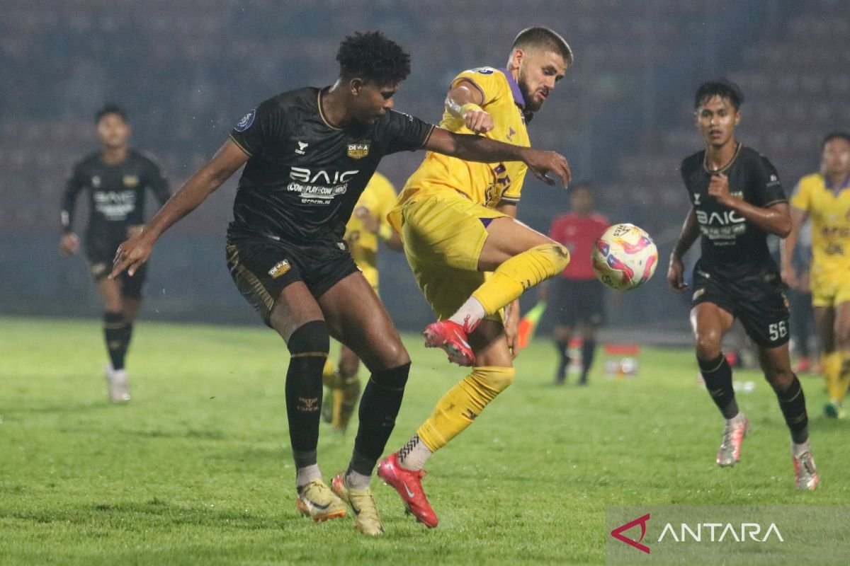 Tentu! Berikut beberapa alternatif judul untuk "Pemain Asing Liga 1 yang Dipanggil Negaranya dalam Jeda Internasional":

1. "Panggilan Internasional: Pemain Asing Liga 1 yang Dikenal"
2. "Bintang Liga 1: Pemain Asing yang Menggenggam Kesempatan di Timnas"
3. "Internasional Break: Pemain Asing Liga 1 yang Dilirik Negara Asal"
4. "Pemain Asing Liga 1 Dipanggil Timnas dalam Jeda Internasional"
5. "Sesi Internasional: Pemain Liga 1 yang Mewakili Negara Asal"
6. "Prestasi Global: Pemain Liga 1 yang Bergabung dengan Timnas Mereka"
7. "Panggilan Nasional: Pemain Asing Liga 1 yang Tampil di Jeda Internasional"

Silakan pilih yang sesuai atau bisa digunakan sebagai inspirasi!