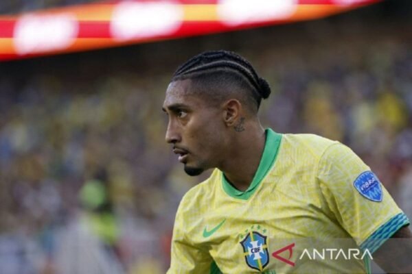 Berikut beberapa alternatif judul untuk "Raphinha sesumbar akan cetak gol saat melawan Timnas Argentina":

1. "Raphinha Yakin Bisa Cetak Gol Melawan Timnas Argentina"
2. "Raphinha Berkeyakinan Akan Menorehkan Gol Saat Hadapi Timnas Argentina"
3. "Percaya Diri, Raphinha Ingin Tembus Jala Timnas Argentina"
4. "Raphinha Optimis Akan Cetak Gol Menghadapi Timnas Argentina"
5. "Raphinha Antusias Targetkan Gol Saat Pertandingan Melawan Argentina" 

Silakan pilih yang sesuai!