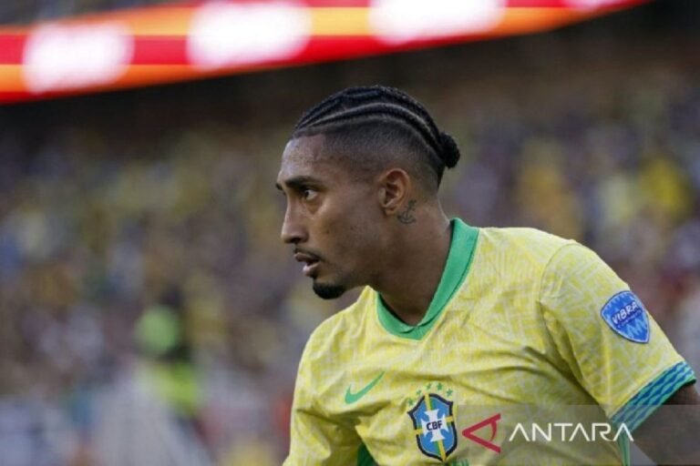 Berikut beberapa alternatif judul untuk "Raphinha sesumbar akan cetak gol saat melawan Timnas Argentina":

1. "Raphinha Yakin Bisa Cetak Gol Melawan Timnas Argentina"
2. "Raphinha Berkeyakinan Akan Menorehkan Gol Saat Hadapi Timnas Argentina"
3. "Percaya Diri, Raphinha Ingin Tembus Jala Timnas Argentina"
4. "Raphinha Optimis Akan Cetak Gol Menghadapi Timnas Argentina"
5. "Raphinha Antusias Targetkan Gol Saat Pertandingan Melawan Argentina" 

Silakan pilih yang sesuai!