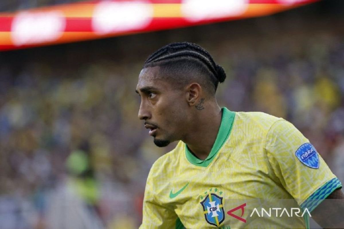 Berikut beberapa alternatif judul untuk "Raphinha sesumbar akan cetak gol saat melawan Timnas Argentina":

1. "Raphinha Yakin Bisa Cetak Gol Melawan Timnas Argentina"
2. "Raphinha Berkeyakinan Akan Menorehkan Gol Saat Hadapi Timnas Argentina"
3. "Percaya Diri, Raphinha Ingin Tembus Jala Timnas Argentina"
4. "Raphinha Optimis Akan Cetak Gol Menghadapi Timnas Argentina"
5. "Raphinha Antusias Targetkan Gol Saat Pertandingan Melawan Argentina" 

Silakan pilih yang sesuai!