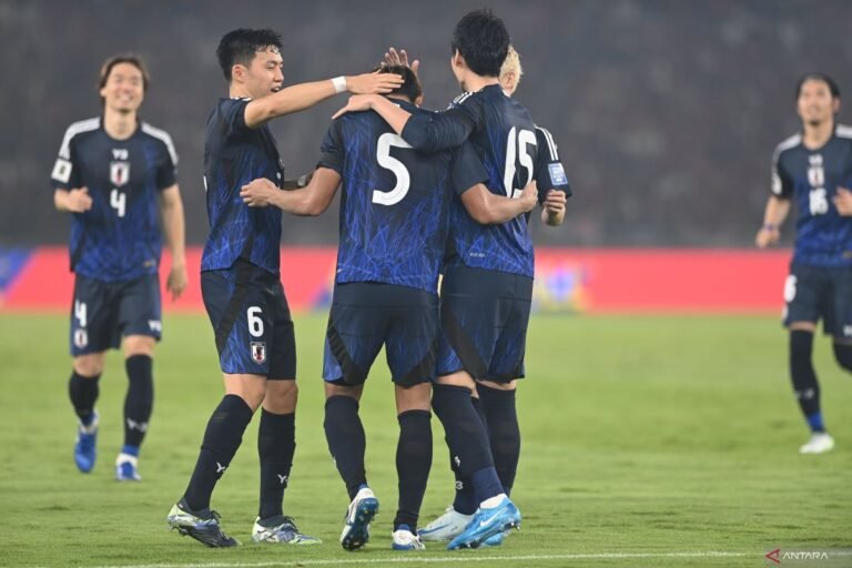 Berikut beberapa alternatif judul untuk “Jepang ditahan imbang tanpa gol oleh Arab Saudi”:

1. “Jepang Gagal Menang, Berhasil Ditahan Arab Saudi Tanpa Gol”
2. “Pertandingan Kaku: Jepang dan Arab Saudi Berakhir Imbang Tanpa Skor”
3. “Jepang dan Arab Saudi Berbagi Poin dalam Pertandingan Tanpa Gol”
4. “Pertarungan Sengit: Jepang Tidak Mampu Menembus Pertahanan Arab Saudi”
5. “Imbang Nol-Nol: Jepang Tak Berdaya Melawan Arab Saudi”
6. “Jepang Tersandung: Arab Saudi Tahan Serangan Tanpa Gol”
7. “Laga Menegangkan: Jepang dan Arab Saudi Akhiri Pertandingan Tanpa Gol”

Anda bisa memilih atau memodifikasi sesuai kebutuhan!