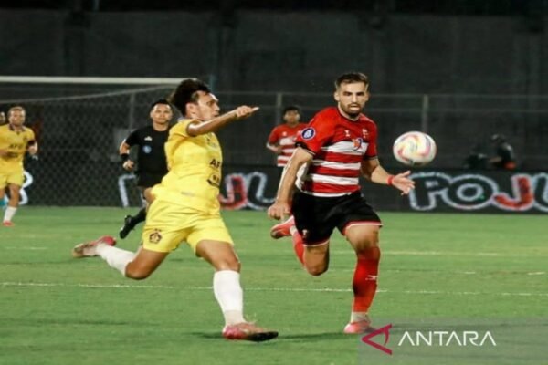 Drama Sepak Bola: Madura United Kalahkan Persik 2-1 di Bangkalan Drama Sepak Bola: Madura United Kalahkan Persik 2-1 di Bangkalan