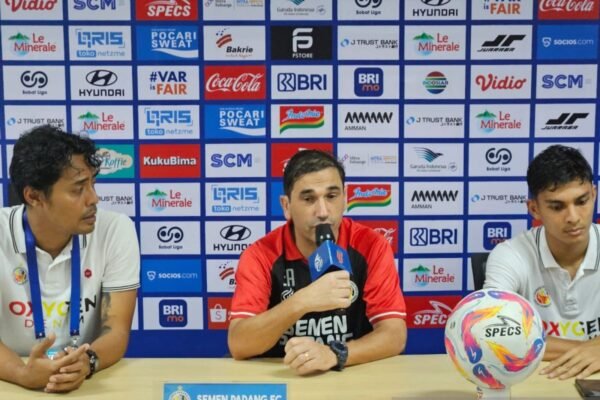 Pelatih Semen Padang Tampilkan Kepuasan Setelah Meraih Kemenangan di Kandang Persija Pelatih Semen Padang Tampilkan Kepuasan Setelah Meraih Kemenangan di Kandang Persija