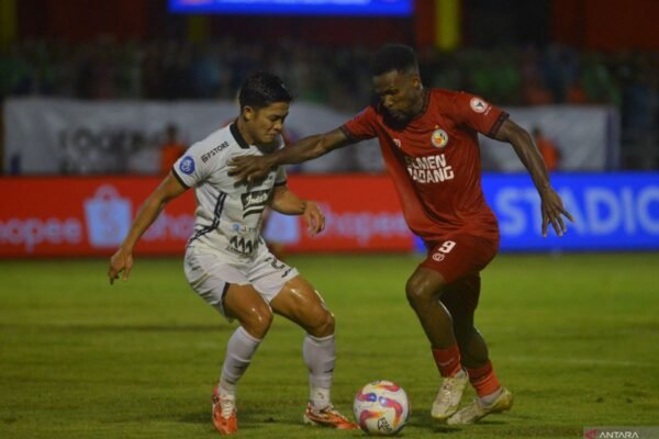 Persija Terjungkal dari Empat Besar Usai Kalah dari Semen Padang 0-2 Persija Terjungkal dari Empat Besar Usai Kalah dari Semen Padang 0-2