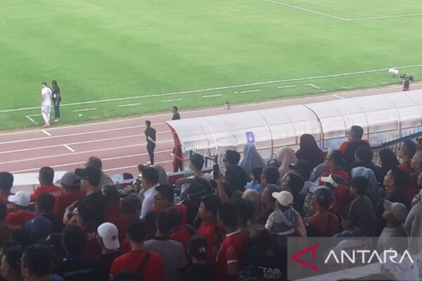 Pratama Arhan Mengawasi Pertandingan Semen Padang Melawan Persik Pratama Arhan Mengawasi Pertandingan Semen Padang Melawan Persik