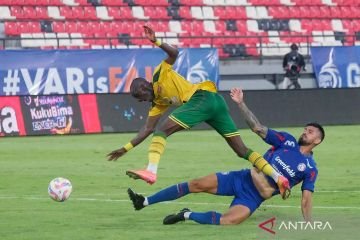 Pertandingan Sengit Arema vs Persebaya Berakhir Imbang 1-1 Pertandingan Sengit Arema vs Persebaya Berakhir Imbang 1-1
