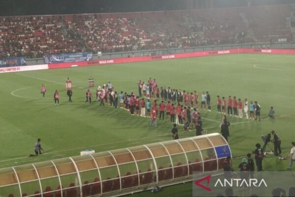 Berikut adalah beberapa alternatif judul untuk berita mengenai perpisahan Bali United dengan Stefano Cugurra:
1. “Bali United Menggelar Acara Perpisahan untuk Stefano Cugurra”
2. “Stefano Cugurra Resmi Berpisah dengan Bali United: Momen Kenangan yang Tak Terlupakan”
3. “Farewell Stefano Cugurra: Bali United Selenggarakan Perpisahan Istimewa”
4. “Bali United dan Stefano Cugurra: Selamat Tinggal yang Mengharukan”
5. “Acara Perpisahan Bali United: Menghormati Jasa Stefano Cugurra”
6. “Kenangan Indah: Bali United Adakan Perpisahan untuk Pelatih Stefano Cugurra”
7. “Perpisahan Bali United dengan Stefano Cugurra: Apresiasi atas Dedikasi dan Kerja Keras”
8. “Stefano Cugurra dan Bali United: Perpisahan Penuh Emosi”
Silakan pilih atau modifikasi sesuai kebutuhan! Berikut adalah beberapa alternatif judul untuk berita mengenai perpisahan Bali United dengan Stefano Cugurra:
1. "Bali United Menggelar Acara Perpisahan untuk Stefano Cugurra"
2. "Stefano Cugurra Resmi Berpisah dengan Bali United: Momen Kenangan yang Tak Terlupakan"
3. "Farewell Stefano Cugurra: Bali United Selenggarakan Perpisahan Istimewa"
4. "Bali United dan Stefano Cugurra: Selamat Tinggal yang Mengharukan"
5. "Acara Perpisahan Bali United: Menghormati Jasa Stefano Cugurra"
6. "Kenangan Indah: Bali United Adakan Perpisahan untuk Pelatih Stefano Cugurra"
7. "Perpisahan Bali United dengan Stefano Cugurra: Apresiasi atas Dedikasi dan Kerja Keras"
8. "Stefano Cugurra dan Bali United: Perpisahan Penuh Emosi"
Silakan pilih atau modifikasi sesuai kebutuhan!