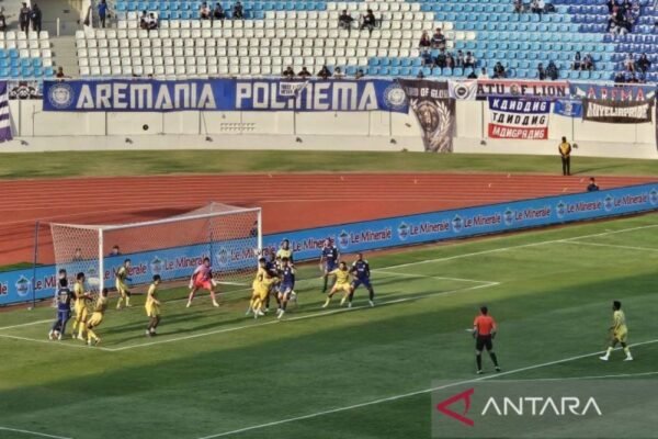 10 Pemain Persib Taklukkan Arema FC di Kandangnya dengan Skor 2-1