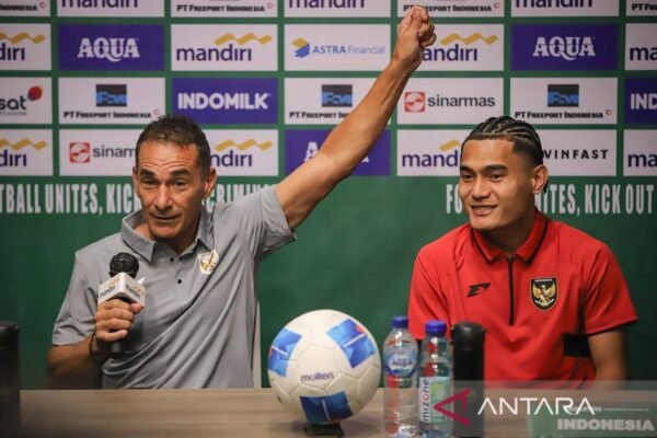 Here are some alternate title suggestions for "Indonesia targetkan kemenangan tiap laga kualifikasi Piala Asia U-23":

1. "Indonesia Berambisi Raih Kemenangan di Setiap Pertandingan Kualifikasi Piala Asia U-23"
2. "Target Kemenangan Indonesia di Setiap Laga Kualifikasi U-23 Piala Asia"
3. "Indonesia Optimis Menang di Semua Pertandingan Kualifikasi Piala Asia U-23"
4. "Menatap Kemenangan: Indonesia Fokus di Kualifikasi Piala Asia U-23"
5. "Indonesia Siap Berjuang untuk Kemenangan di Kualifikasi Piala Asia U-23"
6. "Langkah Pasti: Indonesia Targetkan Kemenangan di Kualifikasi Piala Asia U-23"
7. "Indonesia: Misi Kemenangan Setiap Pertandingan Kualifikasi Piala Asia U-23"
8. "Kemenangan Menjadi Prioritas Indonesia di Kualifikasi Piala Asia U-23"

Feel free to mix and match or modify them according to your needs!