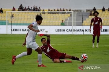 Berikut beberapa alternatif judul untuk peristiwa tersebut:

1. "Gol Dramatis Abdurahman Selamatkan PSM Makassar dari Kekalahan Melawan Madura United"
2. "Abdurahman Cetak Gol Penyelamat di Menit Terakhir, PSM Makassar Hindari Kekalahan dari Madura United"
3. "Menit Terakhir yang Menentukan: Abdurahman Menggagalkan Kekalahan PSM Makassar dari Madura United"
4. "PSM Makassar Terhindar dari Kekalahan Berkat Gol Abdurahman di Akhir Pertandingan"
5. "Abdurahman Jadi Pahlawan PSM Makassar dengan Gol di Menit Akhir Melawan Madura United"

Semoga salah satu dari judul-judul di atas sesuai dengan yang Anda butuhkan!